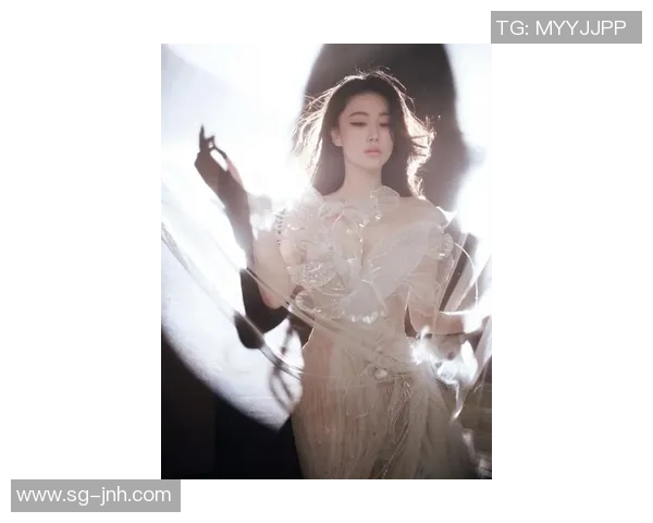 张馨予在绿茵场上的精彩瞬间足球魅力与时尚风采的完美结合